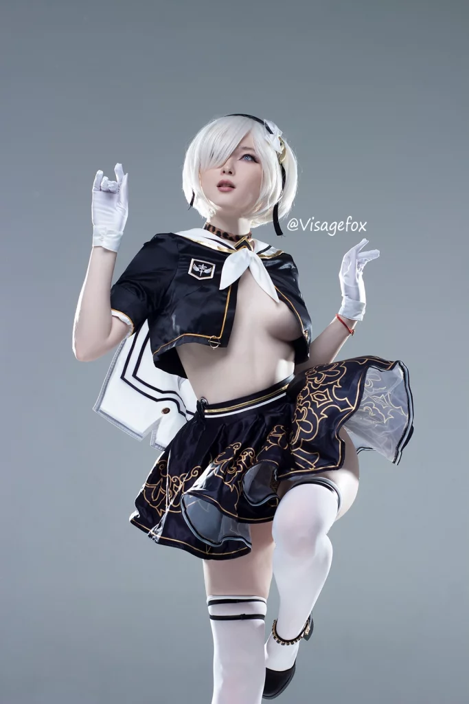 Косплей 2B в откровенной вариации школьной формы из NieR: Automata от Visagefox
