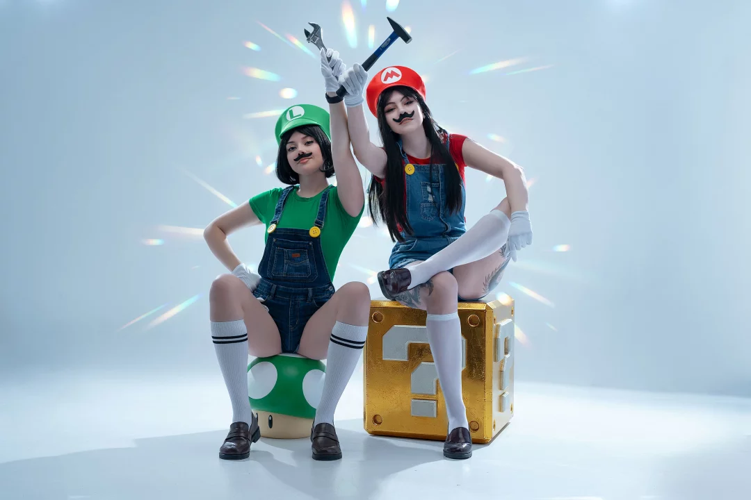 Косплей фем версий Братьев Супер Марио из собственно Super Mario Bros от LISYAN FOX и Anastasia Komori
